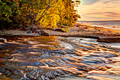 Hurricane River fließt bei Sonnenuntergang in den Lake Superior, Pictured Rocks National Lakeshore, Upper Peninsula of Michigan.