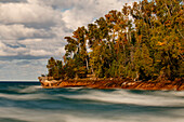 Langzeitbelichtung der Wellen entlang der Küste des Lake Superior, Pictured Rocks National Lakeshore, Upper Peninsula of Michigan.