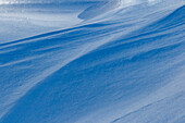 Schneewehe, die blauen Himmel, Kalispell, Montana widerspiegelt