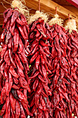 Luke, New Mexico, USA. Rote Chilis hängen zum Trocknen auf.