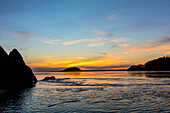 Sonnenuntergang von North Beach mit Deception Island im Deception Pass State Park, Washington State, USA