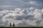 Menschen, die an einem sonnigen Septembertag in Groede, Niederlande, Rad fahren.
