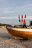 Fischerboot am Strand von Binz, Insel Rügen, Mecklenburg-Vorpommern, Deutschland