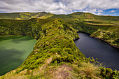 Aussicht am auf die schwarze Lagune Negra und grüne Lagune Comprida, Insel Flores, Azoren, Portugal