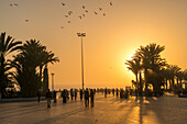 Sonnenuntergang an der Strandpromenade in Agadir, Königreich Marokko, Afrika