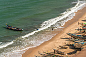 Fischerboote am Strand vom Fischmarkt in Bakau, Gambia, Westafrika