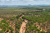 Fluss schlängelt sich durch Woodland, Simbabwe