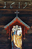 Carved Madonna with baby Jesus at Jakobehüs, Gerstruben, a former mountain farming village in the Dietersbachtal near Oberstdorf, Allgäu Alps, Allgäu, Bavaria, Germany, Europe