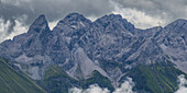 Bergpanorama mit Trettachspitze, 2595m, Mädelegabel, 2645m,  Hochfrottspitze, 2649m, und Bockkarkopf, 2609m, Allgäuer Hauptkamm, Allgäuer Alpen, Allgäu, Bayern, Deutschland, Europa