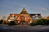 Reetgedecktes Haus in Dorum-Neufeld in der winterlichen Abendsonne, Landkreis Cuxhaven, Niedersachsen, Deutschland