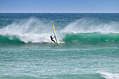 Windsurfer am Strand bei Western Cape, Südafrika. Afrika