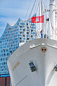 Elbphilharmonie in Hamburg mit Cap San Diego, Deutschland, Europa