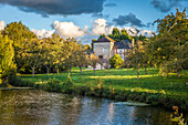 Teich und Herrenhaus in Criqueboeuf, Calvados, Normandie, Frankreich