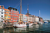 Alte Schiffe und bunte Häuser in Nyhavn in Kopenhagen, Dänemark