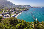 Blick auf den Strand von San Francesco, Insel Ischia, Golf von Neapel, Kampanien, Italien