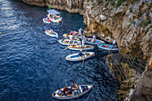 Boote an der blauen Grotte auf Capri, Capri, Golf von Neapel, Kampanien, Italien
