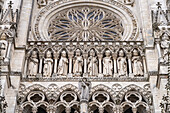 Statuen der Könige und Fensterrose an der Westfassade der Kathedrale Notre Dame d’Amiens, Amiens, Frankreich  