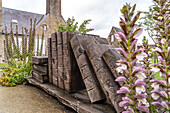 Skulptur mit Büchern aus Holz im Innenhof der Burg von Avranches, Normandie, Frankreich