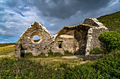 Ruine der alten Kirche Saint-Germain am Cap de Carteret und der Strand von Hatainville,  Barneville-Carteret, Normandie, Frankreich 