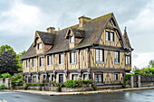 Fachwerkhaus in einem der schönsten Dörfer Frankreichs Beuvron-en-Auge, Normandie, Frankreich 