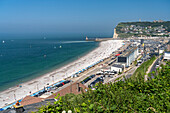 Strand und Steilküste von Fécamp, Normandie, Frankreich  