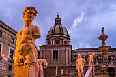 Statue am Brunnen Fontana Pretoria und die Kirche San Giuseppe dei Teatini in der Abenddämmerung, Palermo, Sizilien, Italien, Europa