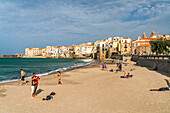 Strand Spiaggia Lungomare und die Altstadt von, Cefalu, Sizilien, Italien, Europa  