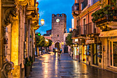 Fussgängerzone Corso Umberto und der Turm Torre dell’Orologio  in der Abenddämmerung, Taormina, Sizilien, Italien, Europa