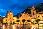 Der Platz Piazza IX Aprile mit der Kirche San Giuseppe und der Turm Torre dell’Orologio in der Abenddämmerung, Taormina, Sizilien, Italien, Europa 