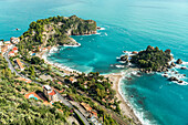 Strand von Mazzaro und die kleine Insel Isola Bella von oben gesehen, Taormina, Sizilien, Italien, Europa