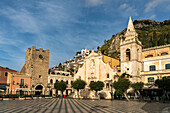 Der Platz Piazza IX Aprile mit der Kirche San Giuseppe und der Turm Torre dell’Orologio, Taormina, Sizilien, Italien, Europa 