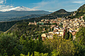 Stadtansicht Taormina und der Vulkan Ätna, Sizilien, Italien, Europa