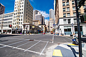 Weitwinkel-Straßenszene in der Innenstadt von San Francisco, Kalifornien, USA