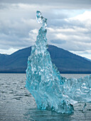 Detail von Eis, das vom Leconte-Gletscher gekalbt wurde, aber auf einer Endmoräne gestrandet ist, Petersburg, Südost-Alaska, Vereinigte Staaten von Amerika, Nordamerika