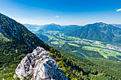 Blick vom Hainzen auf das Katergebirge, das Ischler Tal, den Wolfgangsee und den Schafberg, Salzkammergut, Oberösterreich, Österreich