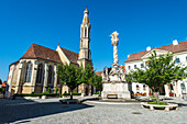 Geißkirche und Dreifaltigkeitssäule auf dem Hauptplatz von Sopron, Ungarn
