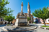 Geißkirche und Dreifaltigkeitssäule auf dem Hauptplatz von Sopron, Ungarn