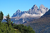 Blick von Süden zu den Drei Zinnen, über Cortina d'Ampezzo, Dolomiten, Veneto, Italien