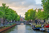 Kloveniersburgwal mit Blick zur Stadtwaage De Waag am Neumarkt am Abend, Amsterdam, Benelux, Beneluxstaaten, Nordholland, Noord-Holland, Niederlande
