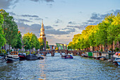 Oude Schans mit Montelbaan Turm am Abend, Amsterdam, Benelux, Beneluxstaaten, Nordholland, Noord-Holland, Niederlande