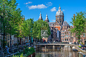 Oudezijds Voorburgwal mit Blick zur St. Nikolauskirche, Amsterdam, Benelux, Beneluxstaaten, Nordholland, Noord-Holland, Niederlande