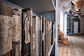 Blick auf die Bücher in die Bibliothek im Benediktinerkloster St. Mang, Füssen, Ostallgäu,Allgäu, Bayern, Deutschland, Europa