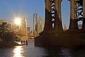 Blick auf das World Trade Center und den Beekman Tower (8 Spruce Street) ein Wolkenkratzer von Frank O. Gehry mit einem Pfeiler der Manhattan Bridge, Bridge Park, Brooklyn, New York, New York, USA
