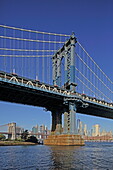 Blick vom Bridge Park in Brooklyn über den East River zur Manhattan Bridge mit der Skyline von Downtown Manhattan, New York, New York, USA