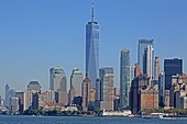 Blick von der Staten Island Ferry auf die Skyline des Financial District an der Südspitze von Manhattan, New York, New York, USA