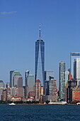 Blick von der Staten Island Ferry auf die Skyline des Financial District an der Südspitze von Manhattan, New York, New York, USA