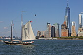Blick von der Staten Island Ferry auf die  Skyline des Financial District an der Südspitze von Manhattan, New York, New York, USA