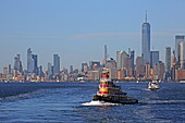 Schleppboot im Hafen von New York mit der Skyline des Financial Districts und links den Hudson Yards, Manhattan, New York, New York, USA