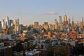 Blick von der Lower East Side auf die Skyline von Midtown mit den Hudson Yards (links) und dem Empire State Building, Manhattan, New York, New York, USA
