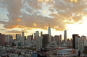 Blick von Lower East Side auf die Skyline des Financial Districts, Manhattan, New York, New York, USA